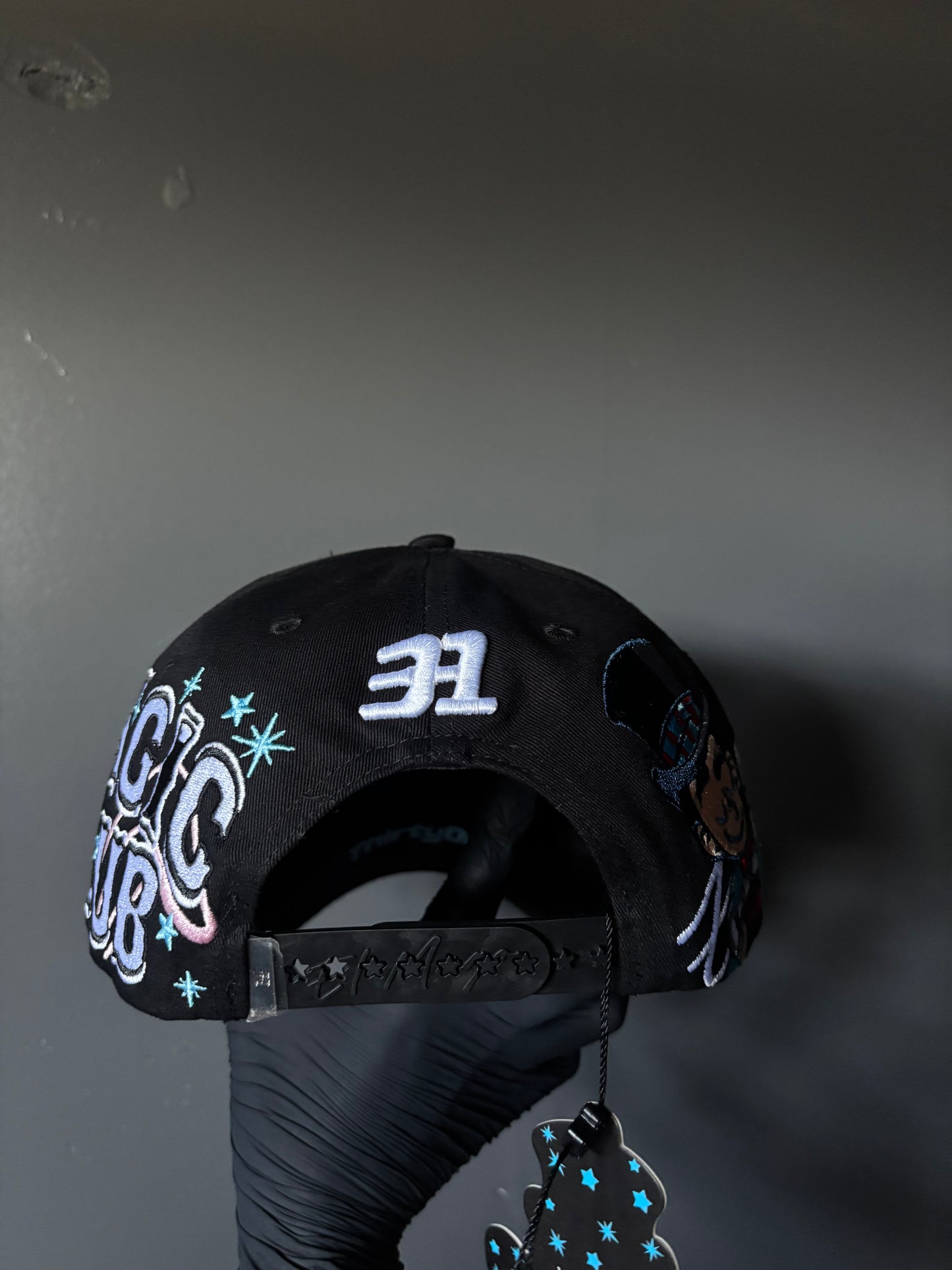 This is a Thirty One Hats x El Mago